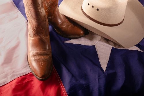 botas, bandera de texas, sombrero de vaquero