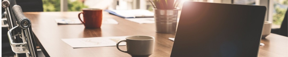 mesa con artículos de oficina